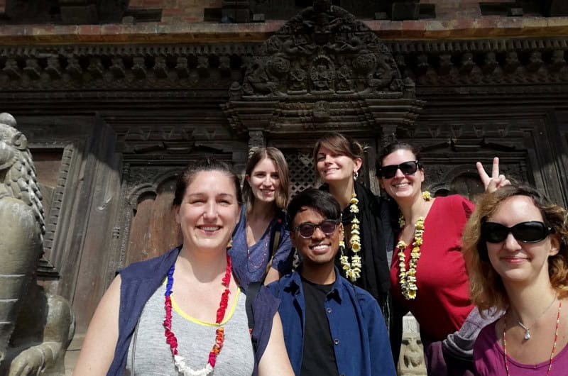 Rajeev, einer unserer lokalen Guides, mit einer Reisegruppe auf Asha Travel Tour durch Nepal – authentisch, herzlich, gut betreut.