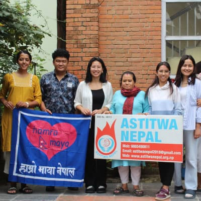 Mitglieder von hamromaya Nepal e.V. und der Frauenorganisation Astitwa stehen gemeinsam vor einem Gebäude in Kathmandu. Astitwa unterstützt Frauen, die Opfer von Säureangriffen wurden.