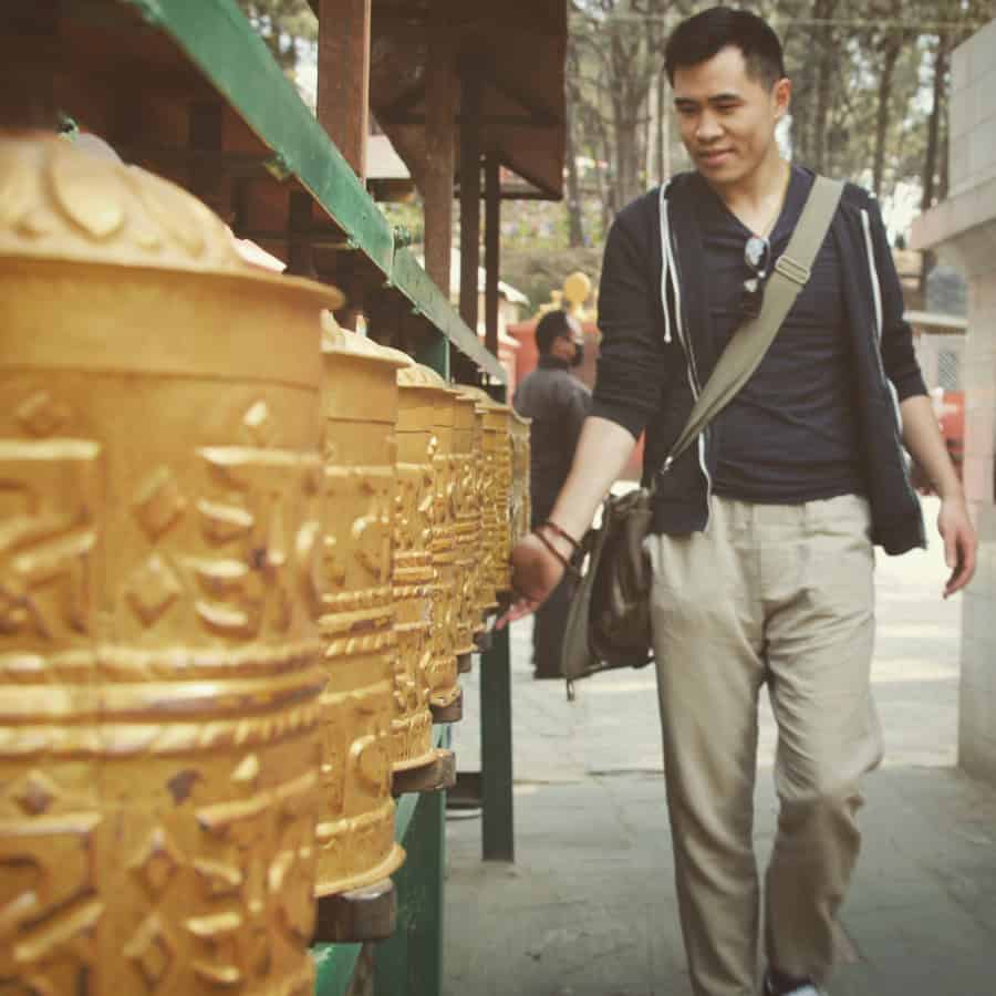 Khai-Thai dreht Gebetsmühlen in Swayambhunath, Kathmandu – 16. Nepalreise, März 2020
