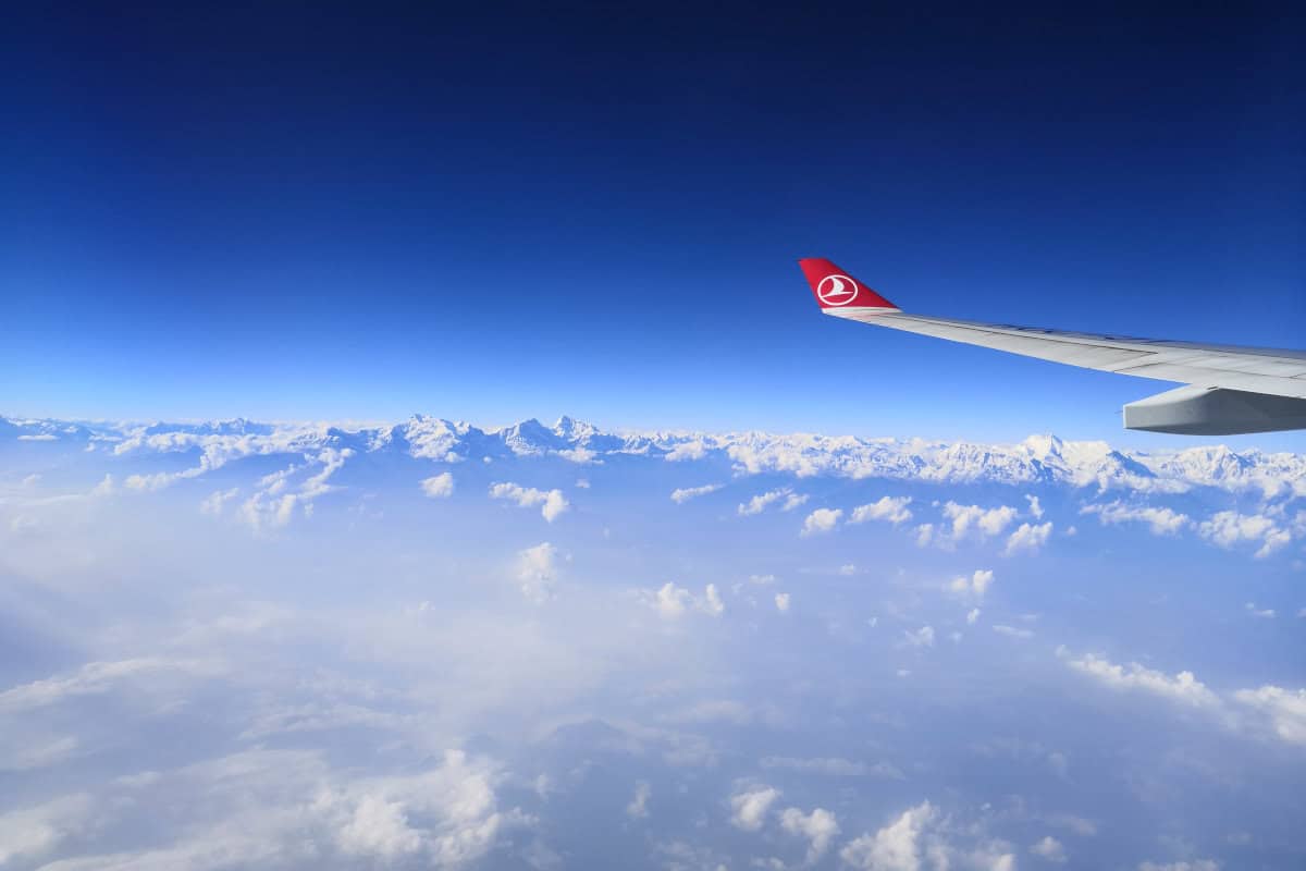 Blick aus dem Flugzeug auf die Himalaya-Berge bei einem Flug nach Nepal