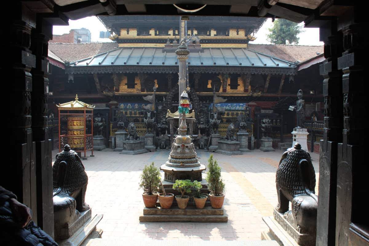 Blick in den Innenhof des goldenen Tempels in Kathmandu – einer der vielen stillen Orte, die Asha Travel abseits der Touristenpfade zeigt.