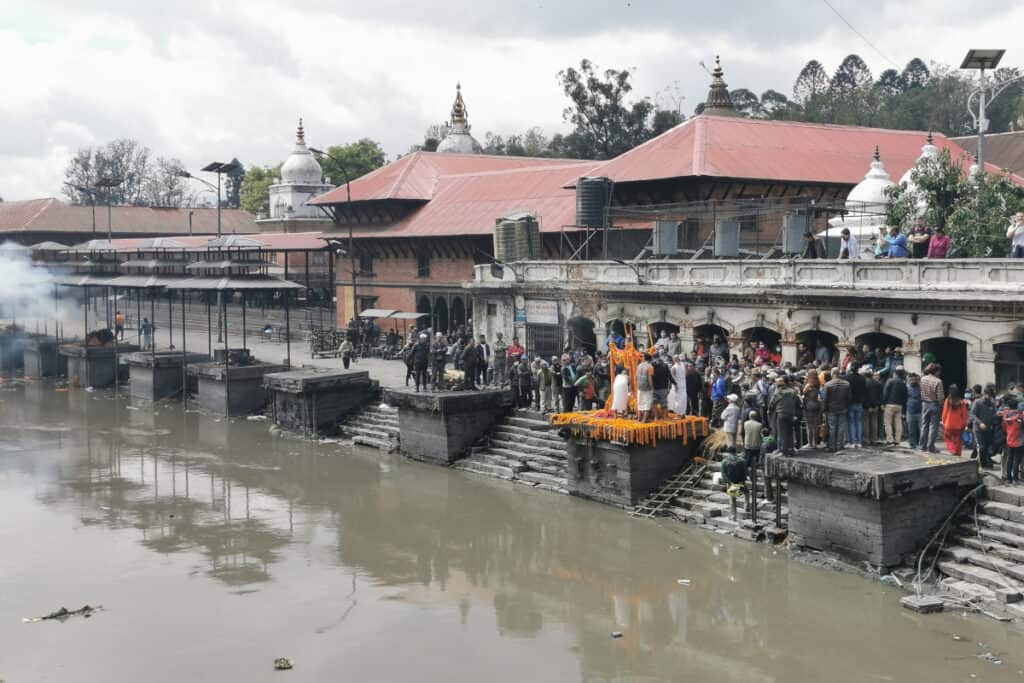 Rituale am Bagmati-Fluss bei Pashupatinath – religiöse Bedeutung in der Nepal Geographie