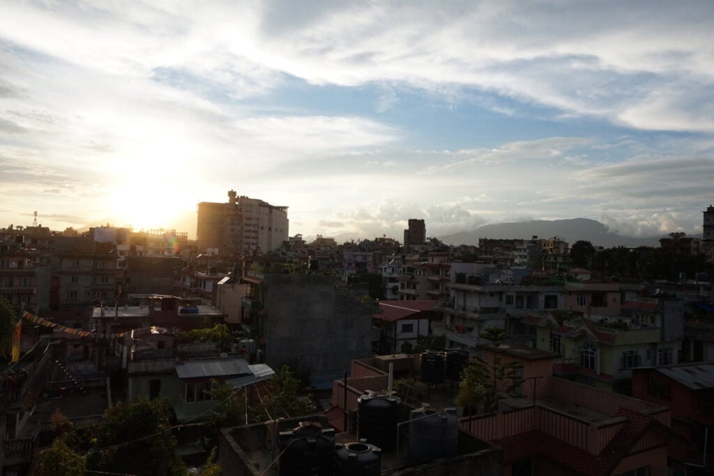 Abendsonne über den Dächern von Kathmandu – aufgenommen von der Dachterrasse der Unterkunft von Project Volunteer Nepal.