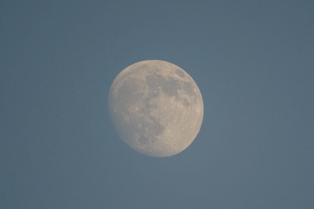 Der Mond leuchtet über Nepals Nachthimmel – Sinnbild für den Bikram-Sambat-Kalender, der sich nach Sonne und Mond richtet und jedes Jahr leicht verschiebt.