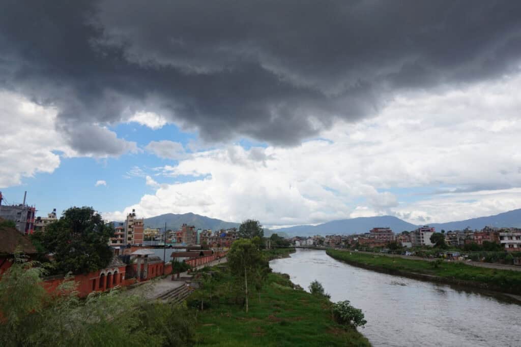 Bagmati-Fluss in Kathmandu mit Blick auf Stadt und Berge – wichtiges Gewässer der Nepal Geographie