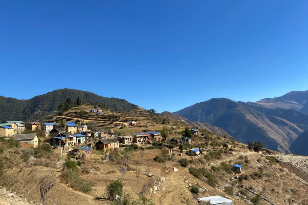 Ein abgelegenes Dorf im Distrikt Mugu – charakteristisch für die Siedlungen in den Hügelregionen Nepals.