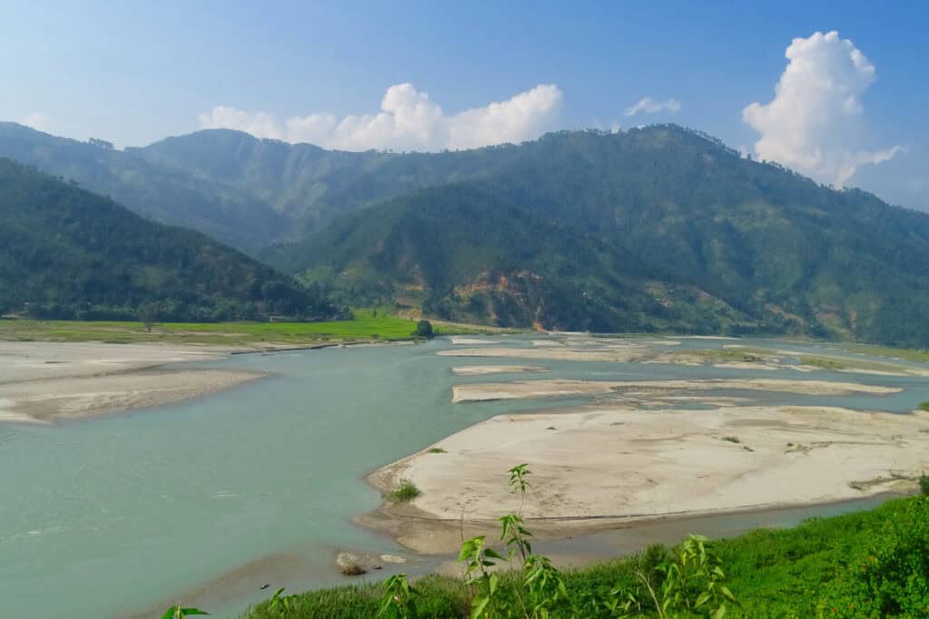 Fluss mit Sandbänken in Nepal – geographisches Merkmal der Flusslandschaften