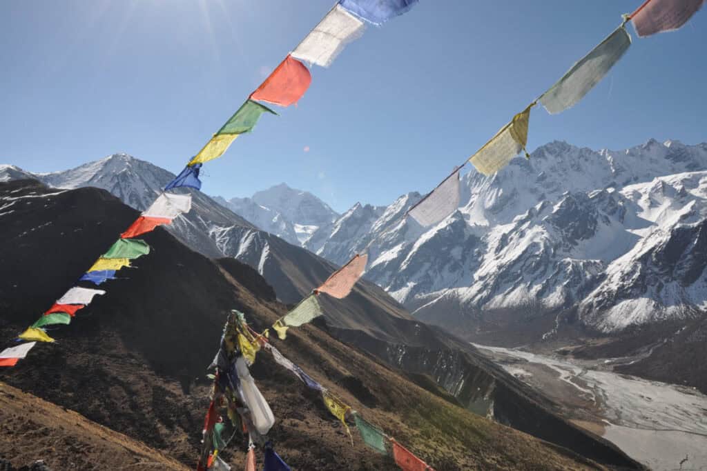 Himalaya-Gebirge mit Schneegipfeln und Gebetsfahnen – prägend für die Nepal Geographie