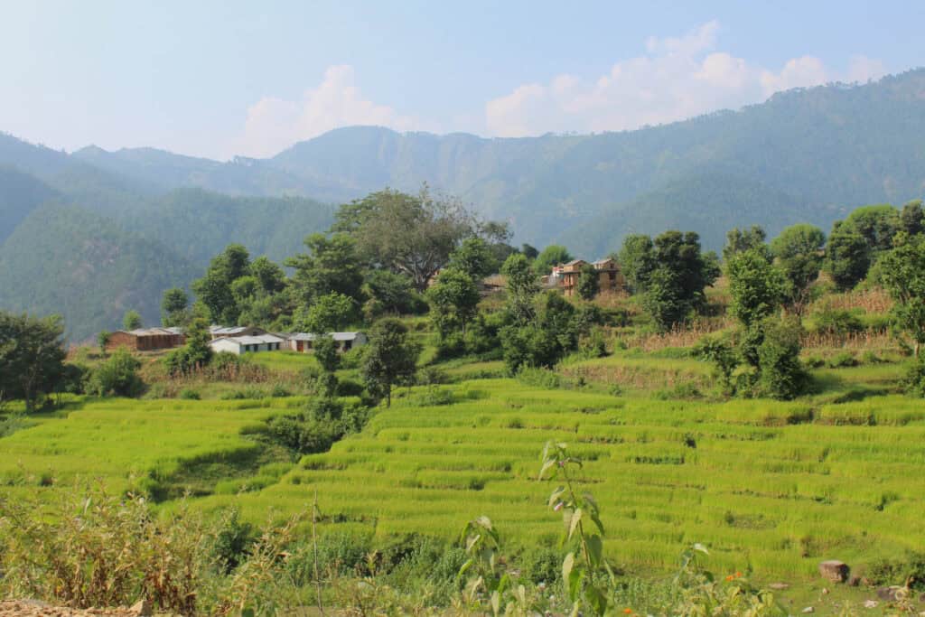Das mittlere Hügelland Nepals ist geprägt von Reisterrassen, verstreuten Dörfern und sanften Hügelketten – hier schlägt das kulturelle Herz des Landes.