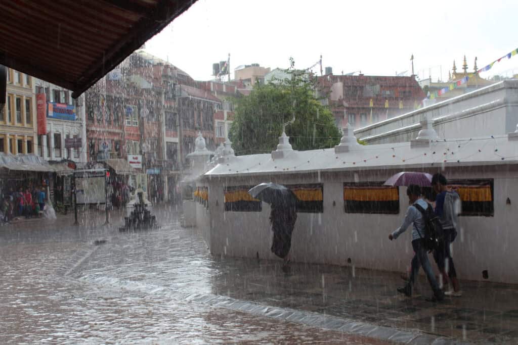 Monsunregen am Boudhanath Stupa in Kathmandu während der Regenzeit in Nepal