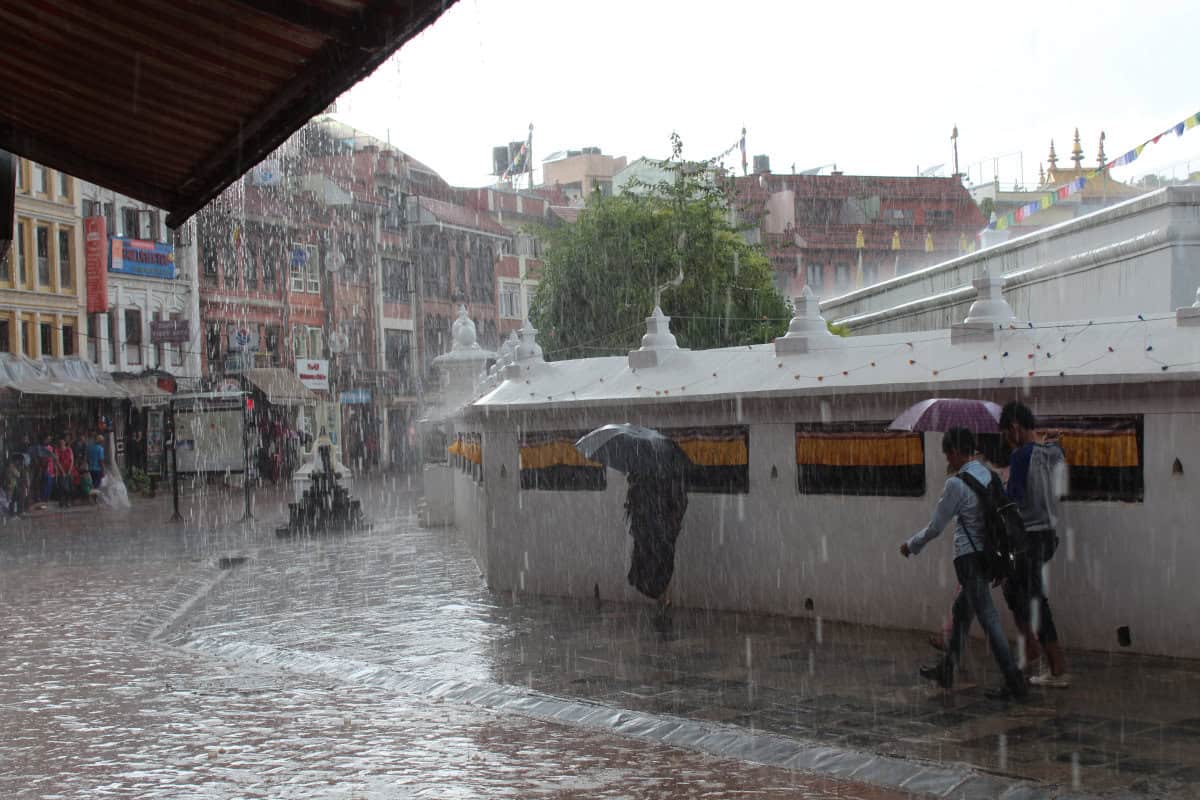 Monsunregen am Boudhanath Stupa in Kathmandu während der Regenzeit in Nepal