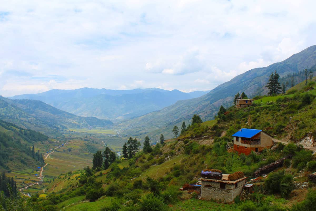 Blick auf das Jumla-Tal in Westnepal mit Flusstal, Reisterrassen und Bergen im Hintergrund