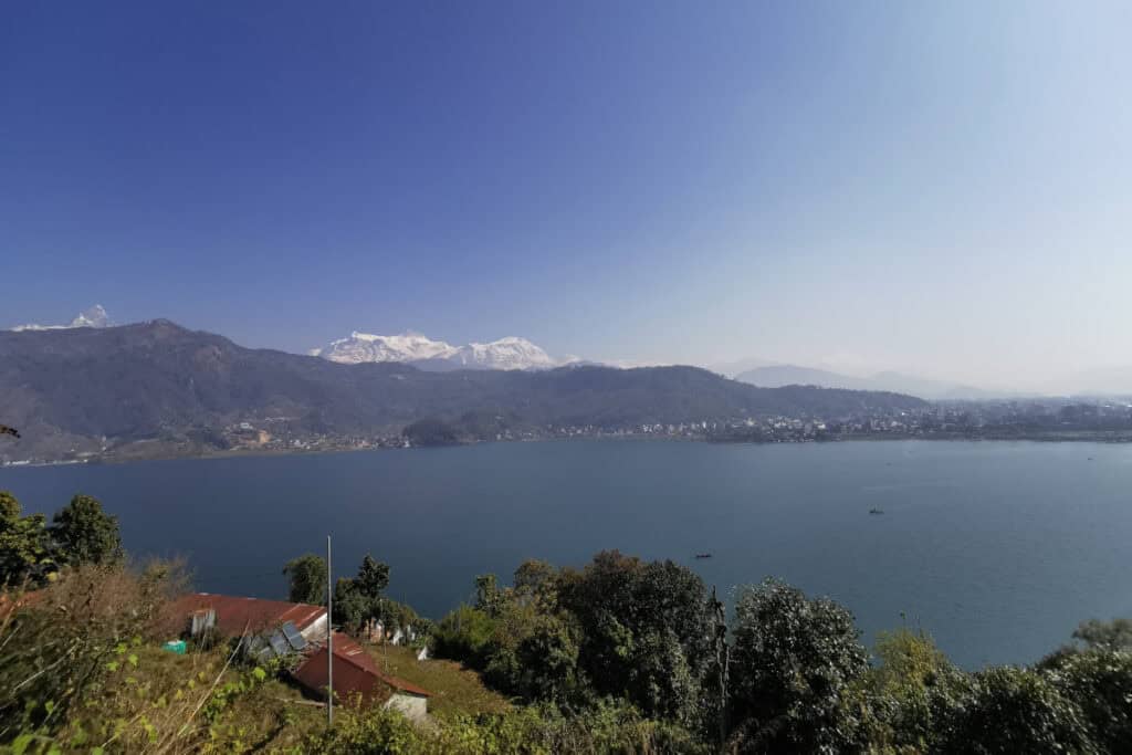 Phewa-See in Pokhara mit Annapurna-Gebirge im Hintergrund – prägendes Landschaftsbild der Nepal Geographie