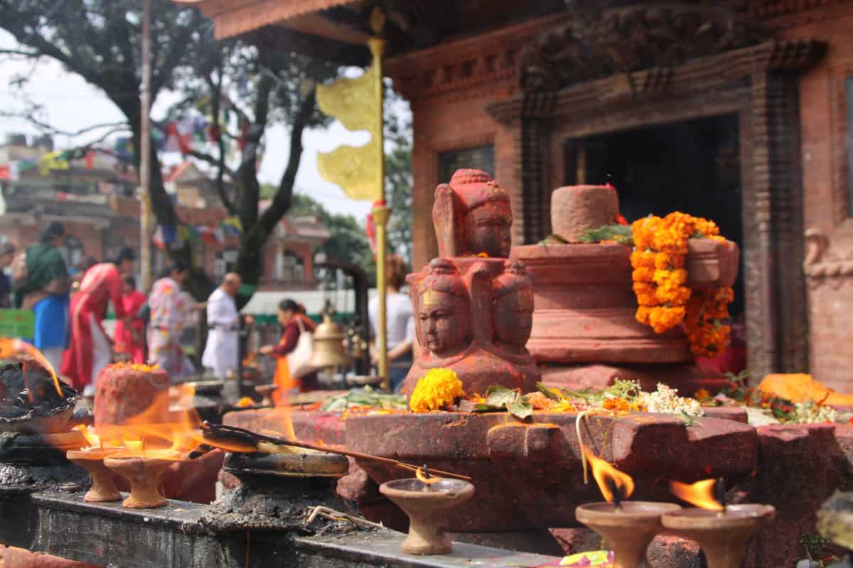 Glaube und Alltag in Nepal – Opfergaben, Lichter und Gebete an einem hinduistischen Tempel in Kathmandu