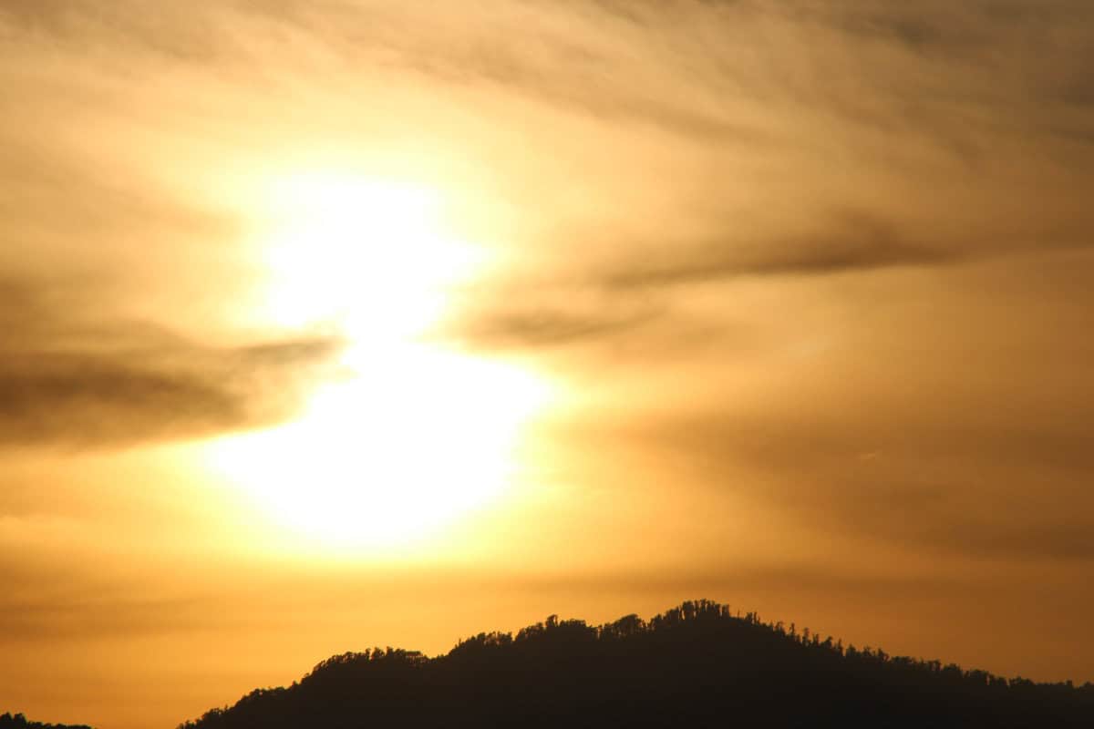 Sonnenuntergang über den Hügeln Nepals – Sinnbild für Zeit, Wandel und das besondere Zeitgefühl des Landes zwischen Tag und Nacht.
