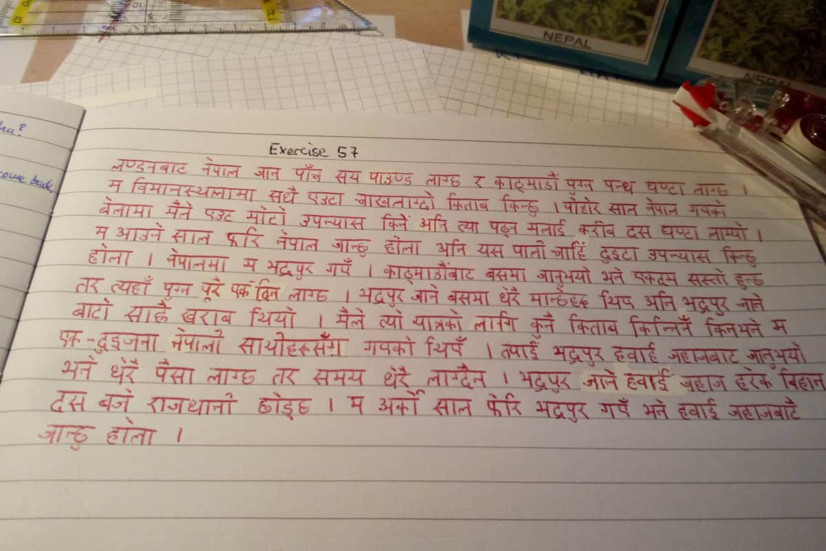 Persönliches Nepali-Übungsheft mit handgeschriebenem Devanagari-Text – ein Beispiel für das Lernen der nepalesischen Schrift