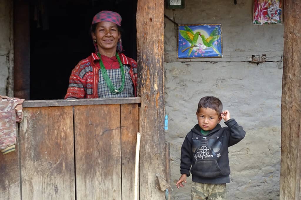 Mutter und Sohn in Dolpa, Nepal – Begegnung in einem Dorf, in dem Dolpali gesprochen wird