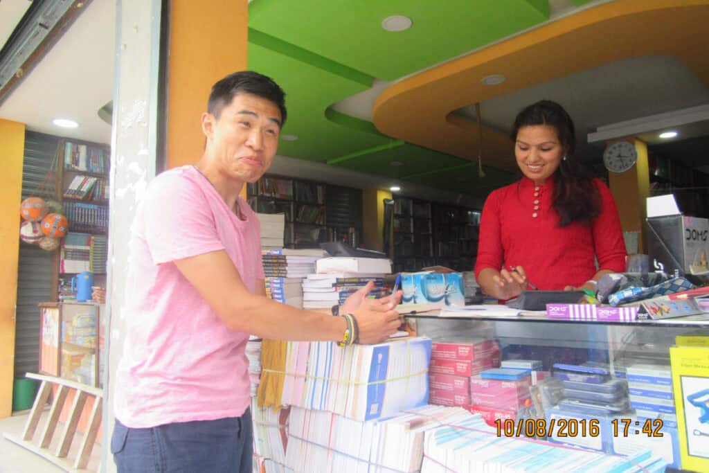 Gespräch in einem Schreibwarengeschäft in Kathmandu – mit ein paar Brocken Nepali kommt man schnell ins Gespräch