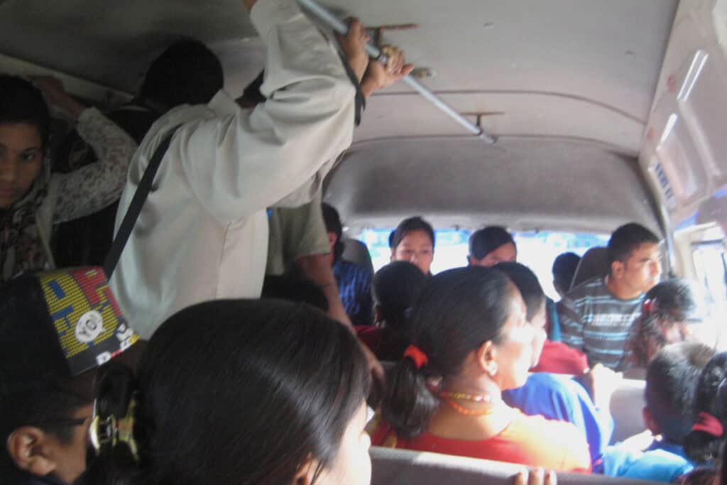 Enge Busfahrt in Kathmandu – Alltagsszene, in der sich Nepali-Worte im Klang der Stadt erschließen