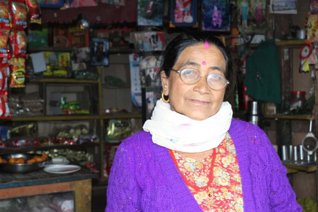 Ladenbesitzerin in Panchthar, Nepal – Begegnung in einem Dorf, in dem Limbu gesprochen wird