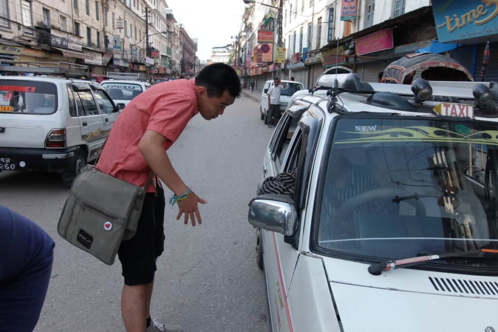 Verhandlung mit einem Taxifahrer in Kathmandu – Nepali-Kenntnisse helfen bei Preis und Wegbeschreibung