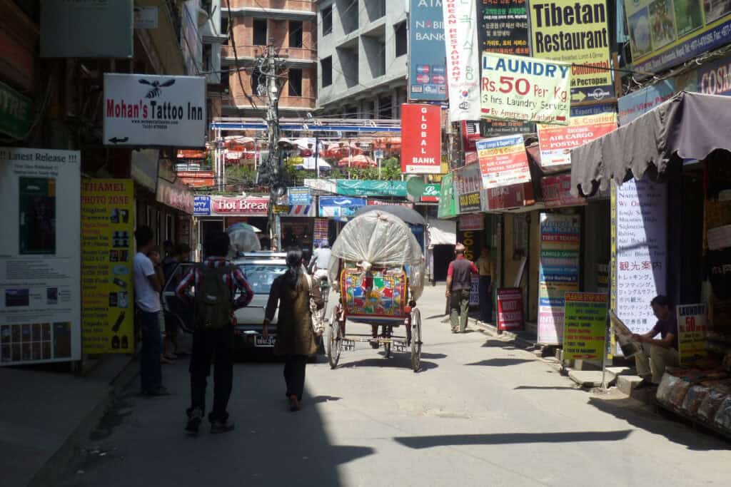 Straßenszene in Thamel, Kathmandu – viele englische und chinesische Schilder in einem touristischen Viertel