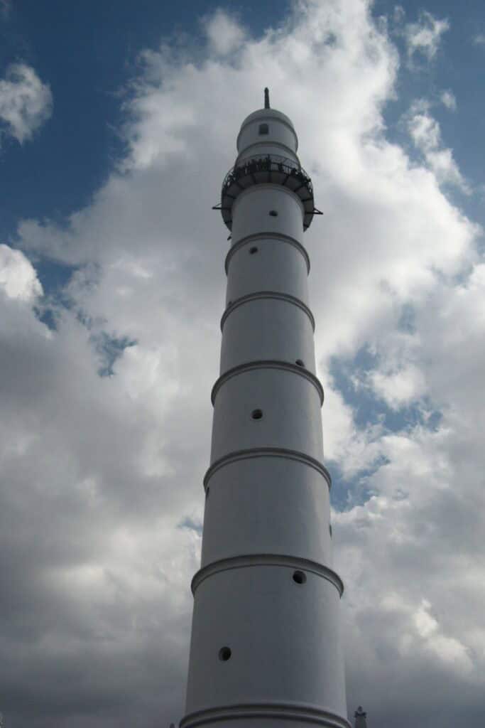 Historischer Dharahara-Turm (Bhimsen Tower) in Kathmandu – Wahrzeichen der Rana-Architektur des 19. Jahrhunderts.