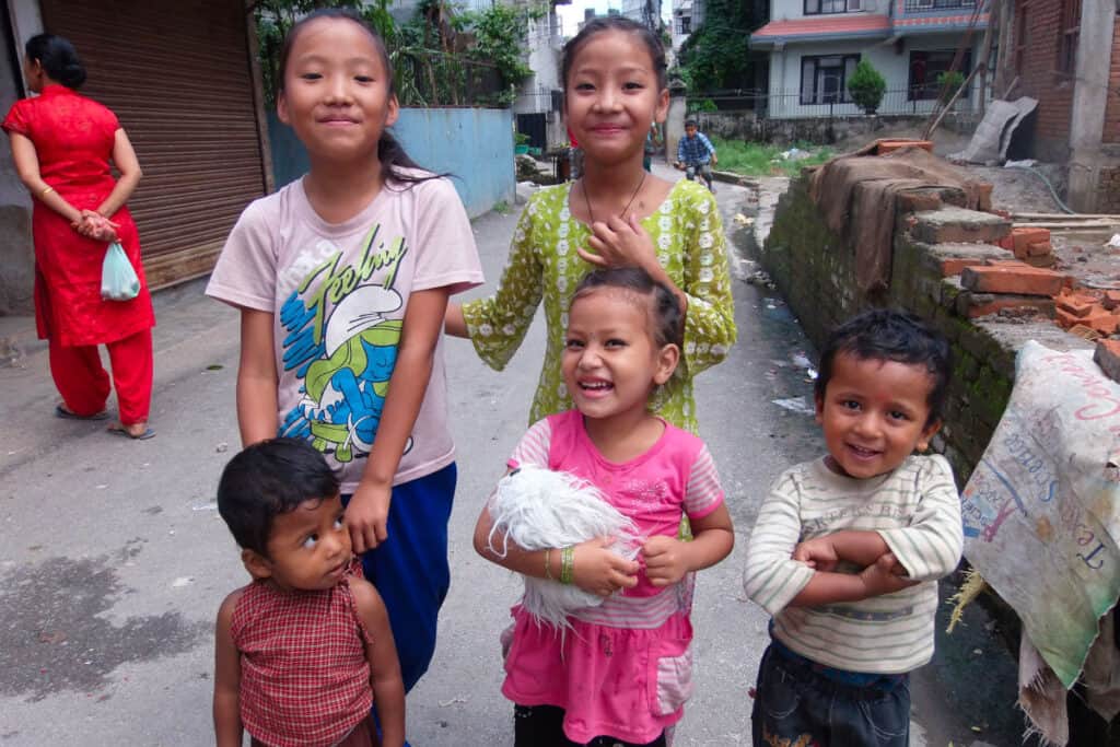 Nepalesische Kinder in einem einfachen Wohnviertel von Kathmandu – ein Blick in den Alltag vieler Familien in Nepals Städten.