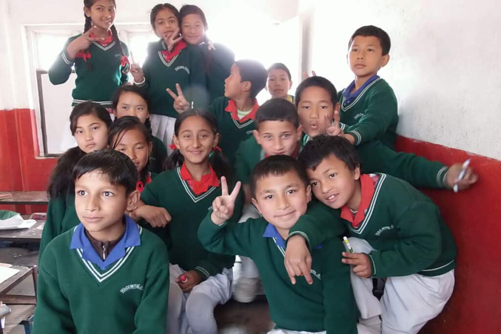 Schulkinder in Schuluniform in einem Klassenzimmer in Nepal – ein Einblick in den Alltag nepalesischer Bildungsinstitutionen.