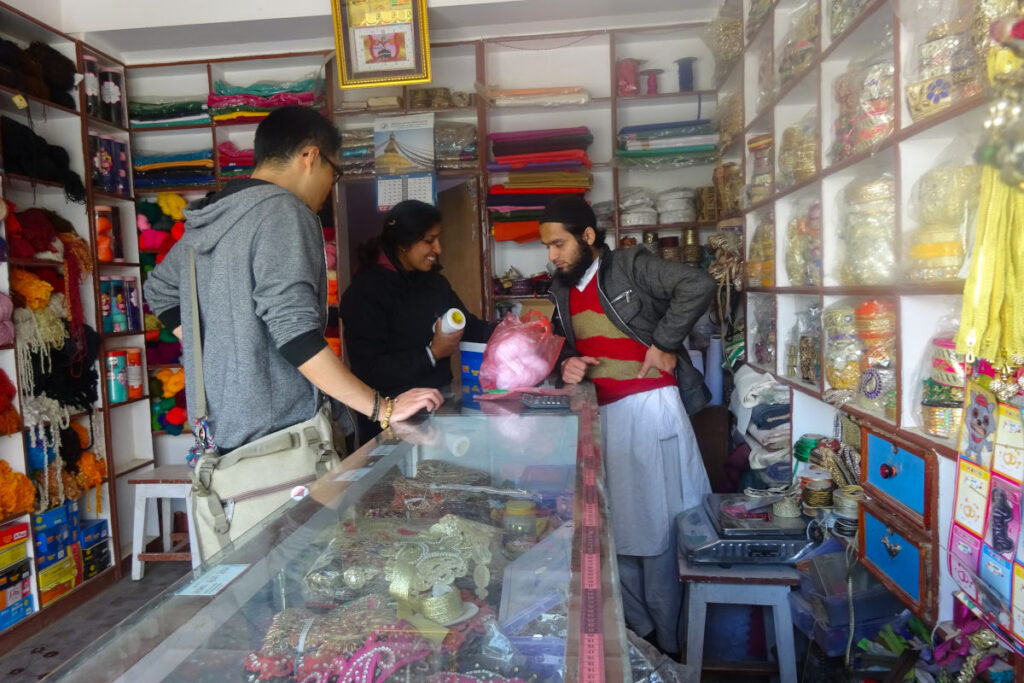 Alltägliche Einkaufsszene in einem kleinen Laden in Nepal
