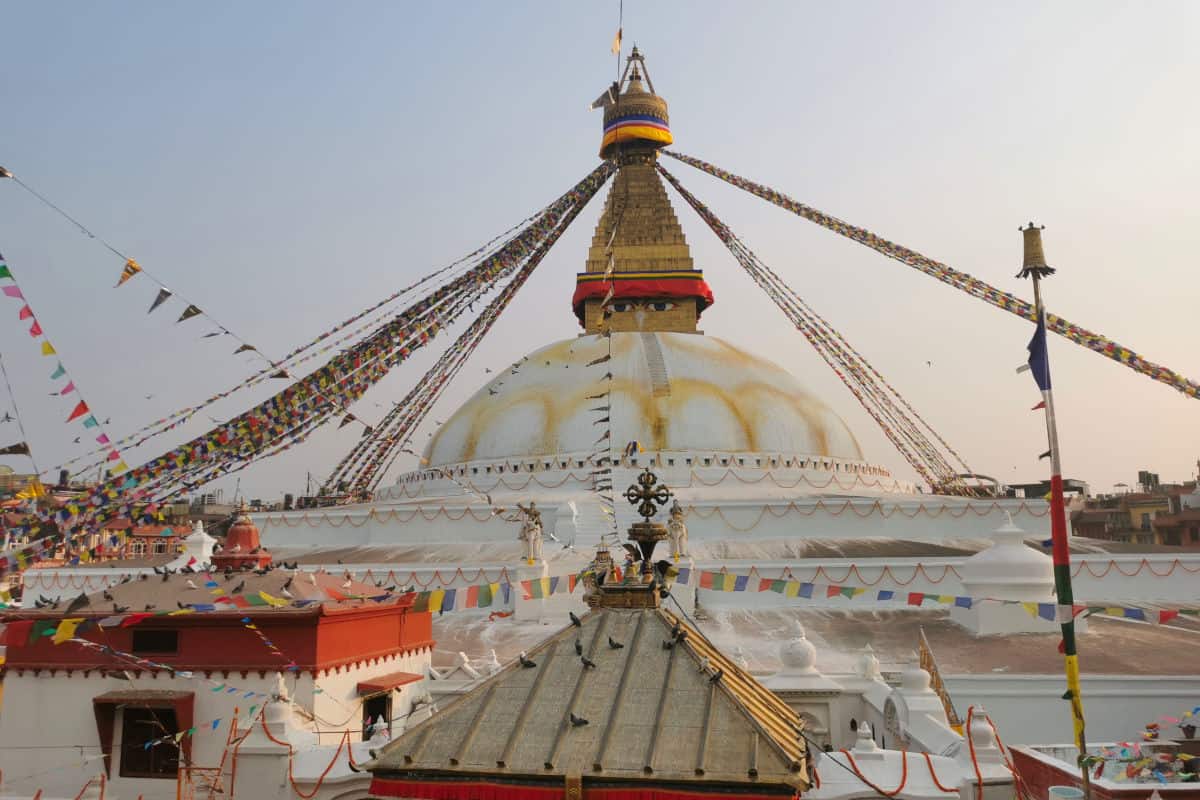 Boudhanath Stupa in Kathmandu mit Gebetsfahnen und umliegenden Gebäuden