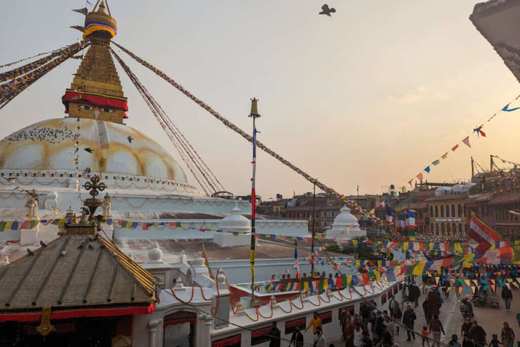 Boudhanath Stupa mit Gebetsfahnen und Alltagsleben im Kathmandu-Tal