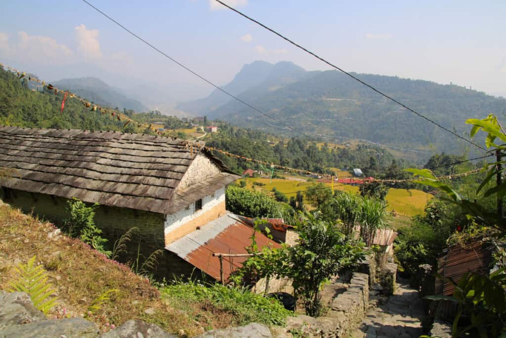 Blick auf das Dorf Dhampus mit Terrassenfeldern und Hügeln nahe Pokhara