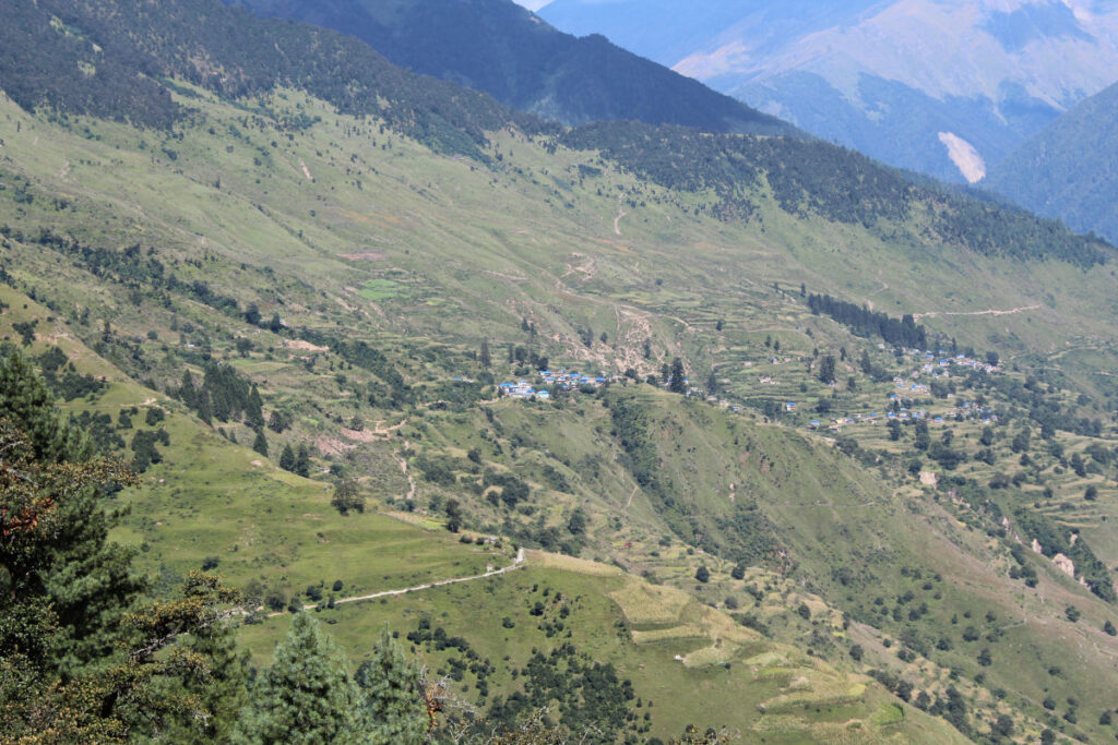 Abgelegene Berglandschaft mit Dörfern und Hängen in der Region Dolpo in Nepal