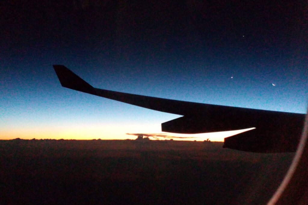 Blick aus dem Flugzeugfenster auf dem Weg nach Nepal – unterwegs zwischen Abflug und Ankunft
