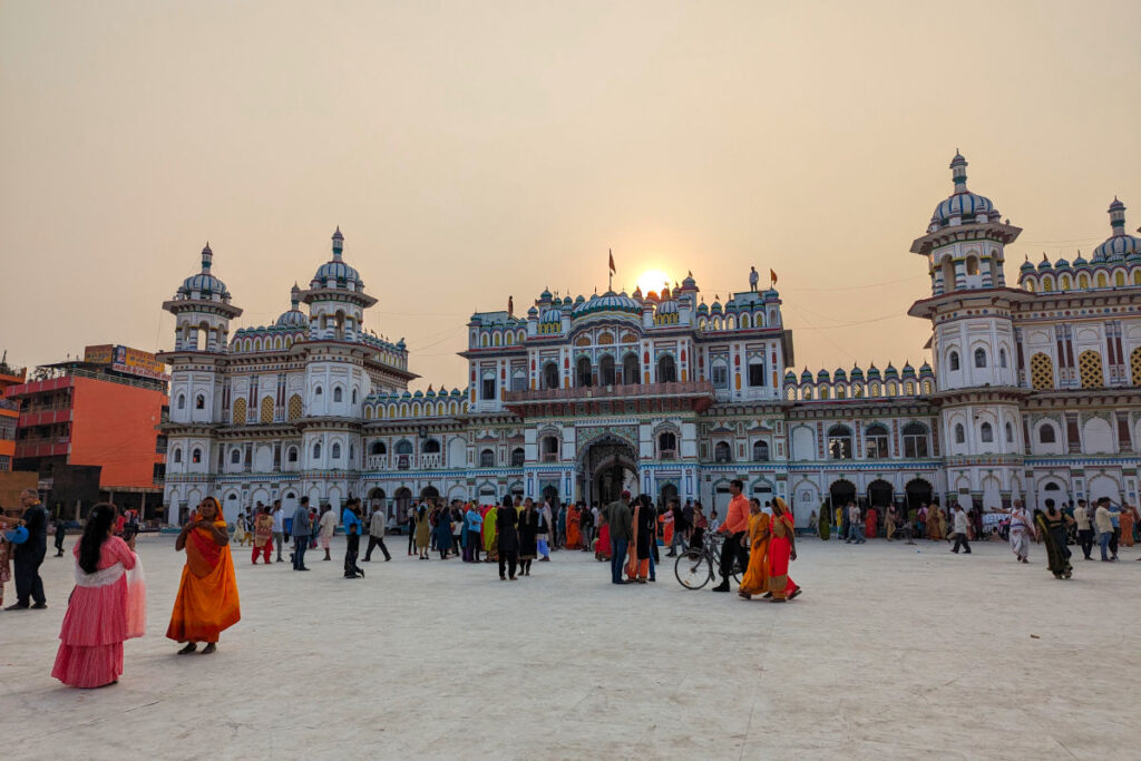 Menschen vor dem Janaki-Mandir-Tempel in Janakpur im Süden Nepals