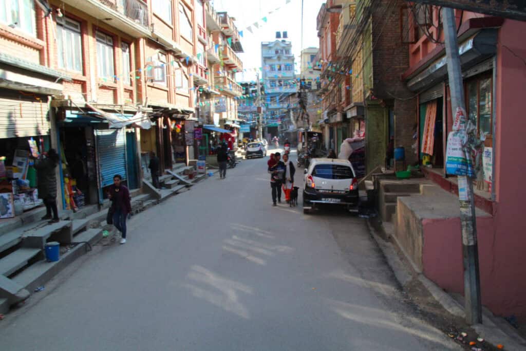 Ruhiger Alltag in einem nepalesischen Wohnviertel Ruhige Straße in einem nepalesischen Wohnviertel in Kathmandu mit Alltagsleben und wenig Verkehr