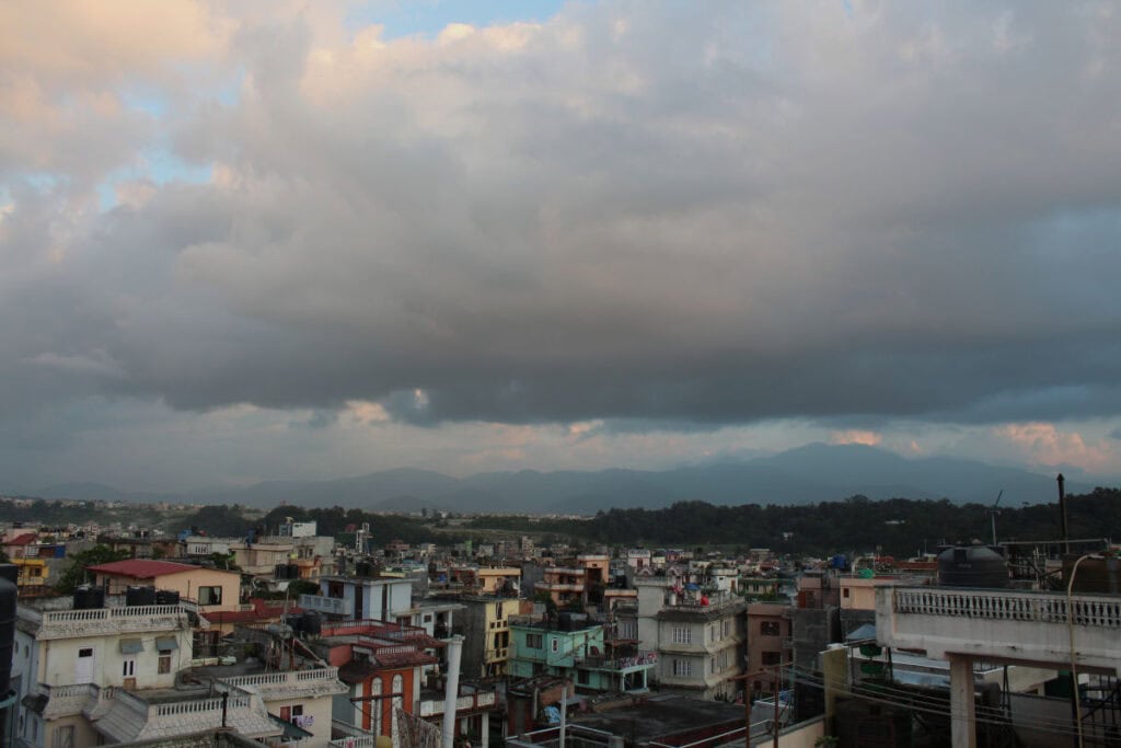 Blick über das Kathmandu-Tal mit Wolkenbildung – gemäßigtes Klima in der Hügelregion Nepals