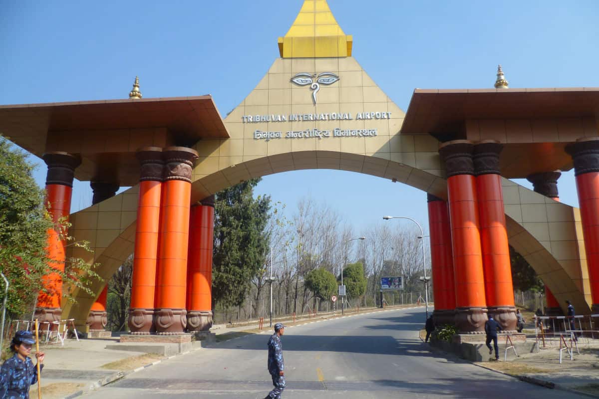 Eingangstor des Tribhuvan International Airport in Kathmandu mit Buddha-Augen