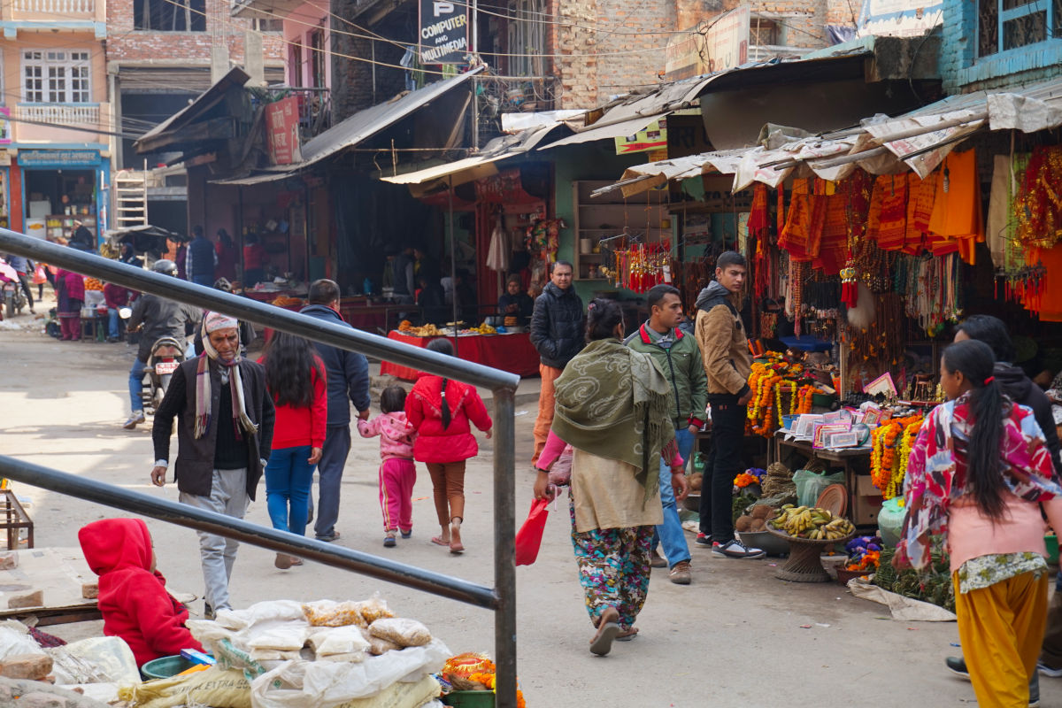 Straßenszene mit Marktständen und Menschen im Alltag in Nepal