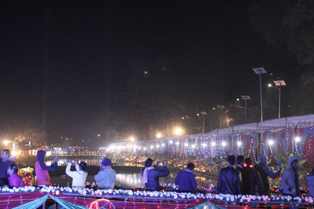 Menschen feiern ein religiöses Lichterfest am Wasser in Nepal – Feste als Teil des gemeinschaftlichen Alltags.
