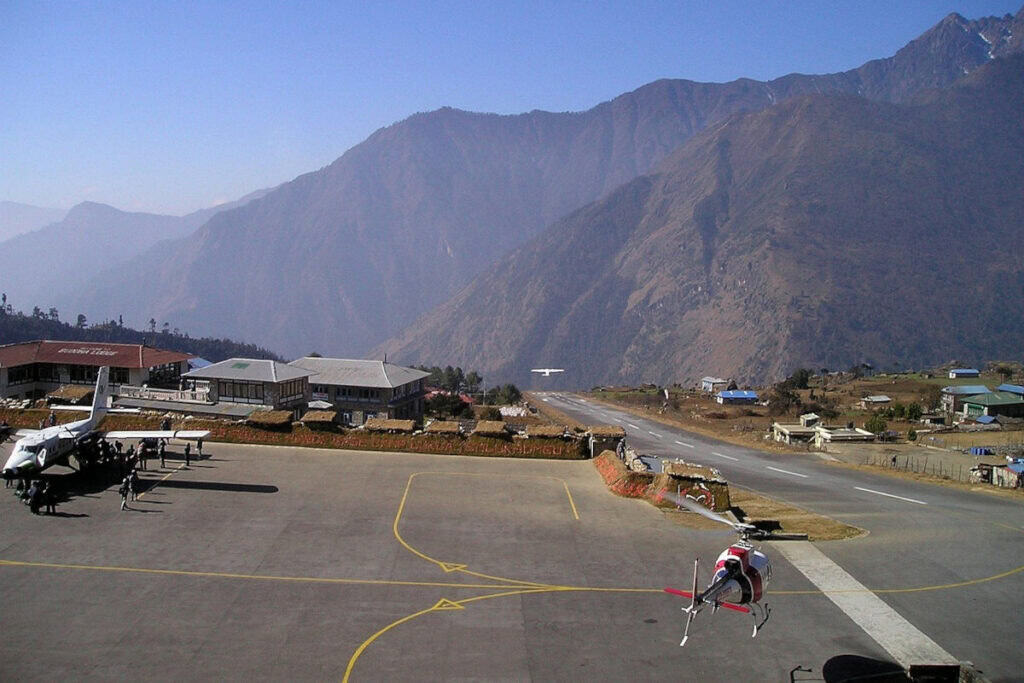 Flugzeug auf dem Flugplatz von Lukla in Nepal vor Bergkulisse