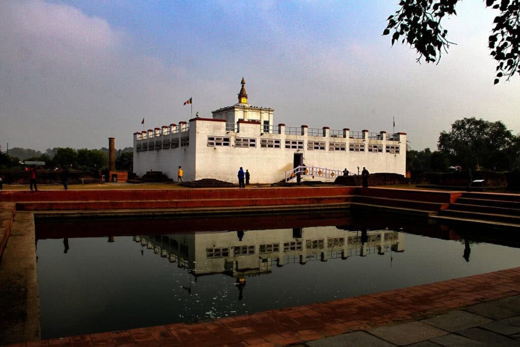Maya-Devi-Tempel in Lumbini mit Wasserbecken und Besucher:innen