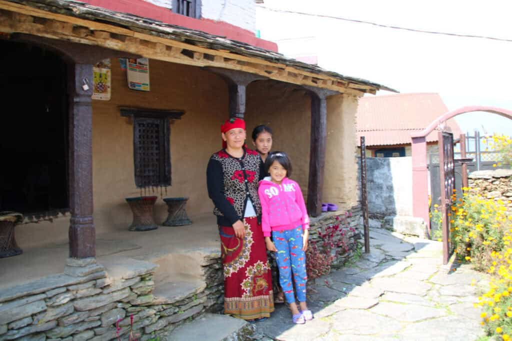 Mehrgenerationenfamilie vor einem Haus in Nepal – Alltag zwischen Verantwortung, Nähe und familiärer Ordnung.