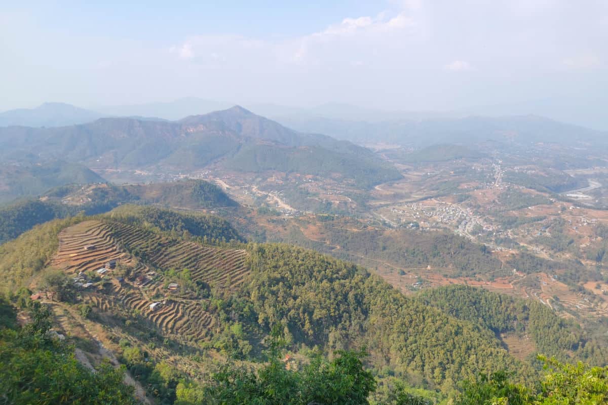 Blick über Hügel, Terrassenfelder und Täler in Nepal