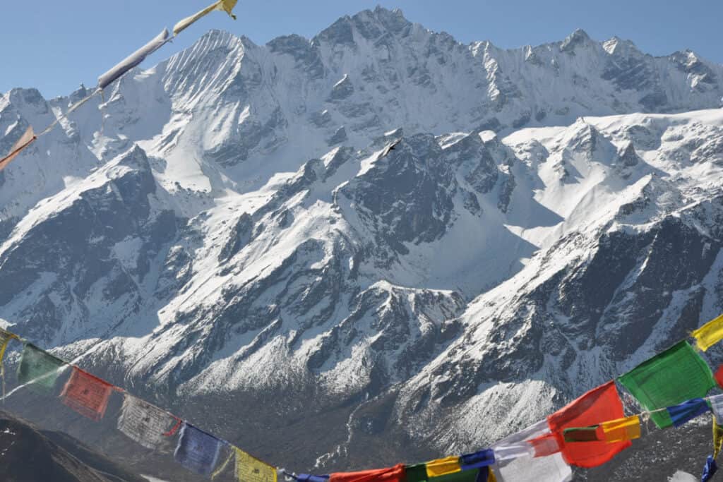 Schneebedeckte Gipfel im Hochgebirge Nepals – alpines bis arktisches Klima im Himalaya