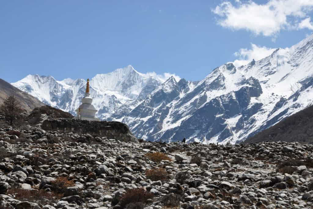 Schneebedeckte Gipfel im Hochgebirge Nepals – alpines bis arktisches Klima im Himalaya