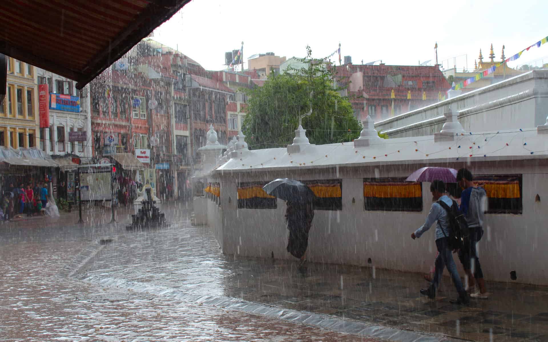 Monsunregen im Stadtzentrum von Kathmandu – Alltag während der Regenzeit in Nepal