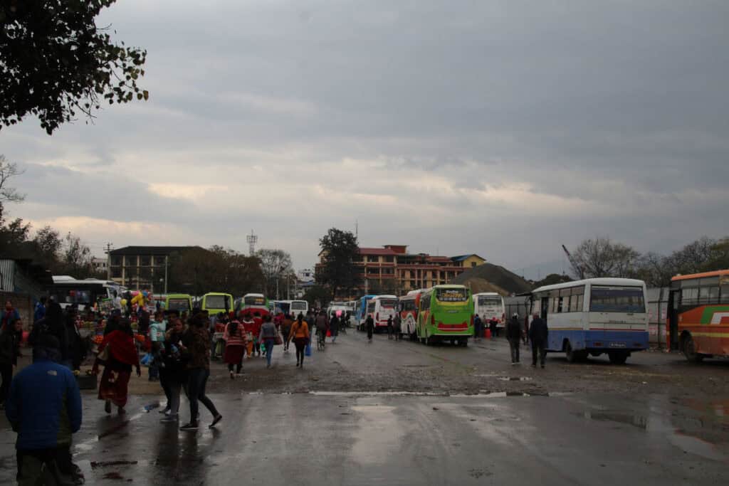 Nasse Straßen und Busverkehr während der Monsunzeit in Nepal