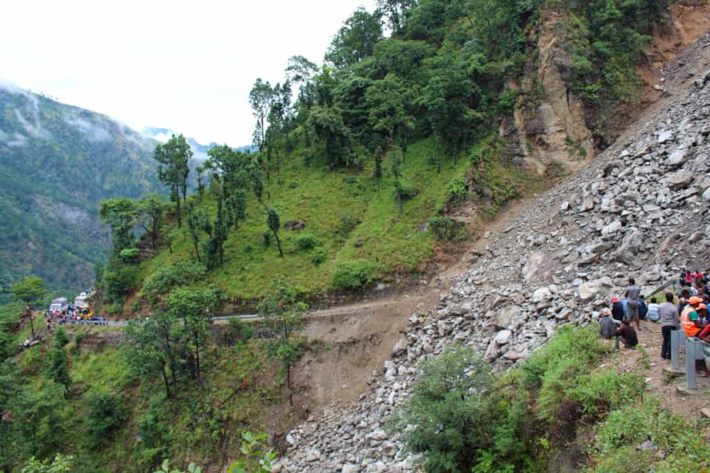 Erdrutsch im Mittelgebirge Nepals während der Monsunzeit – blockierte Gebirgsstraße